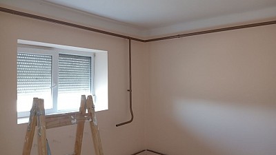Gipszkartonozás nélkül készült régi vájogfal, glettelése festése.